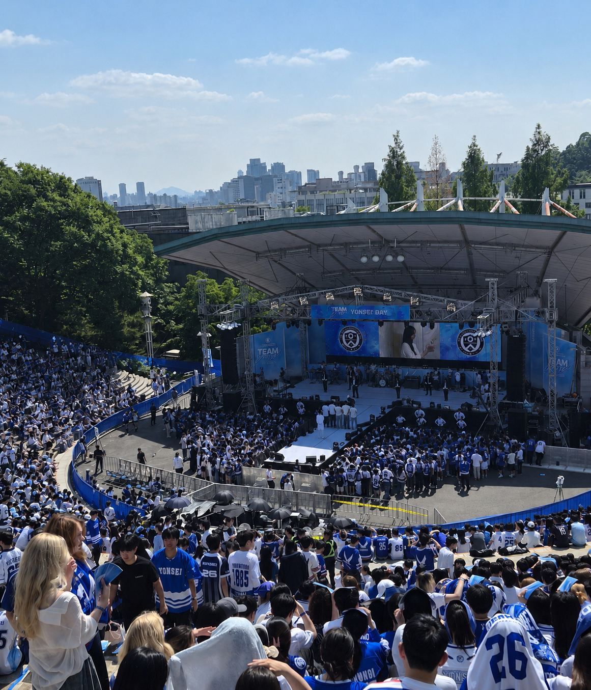 연세대학교 노천극장을 가득 채운 1만 명 규모 축제 아카라카 관객석 — 큐리스 대규모 발권·검표 및 암표 관제 운영 현장